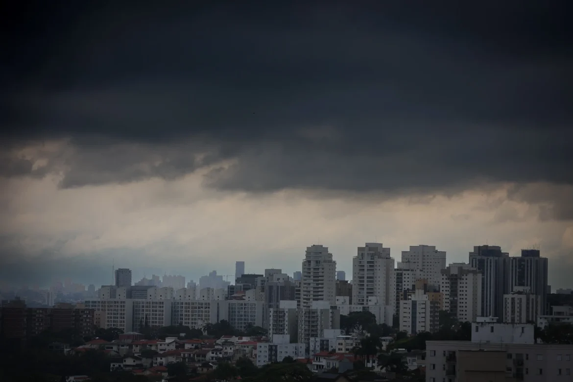Previsão do tempo para domingo (09), em SP: pancadas de chuva moderadas a fortes