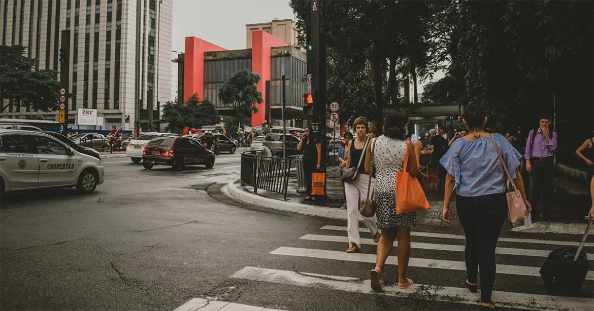 Semáforo inteligente pode reduzir espera de pedestres em SP