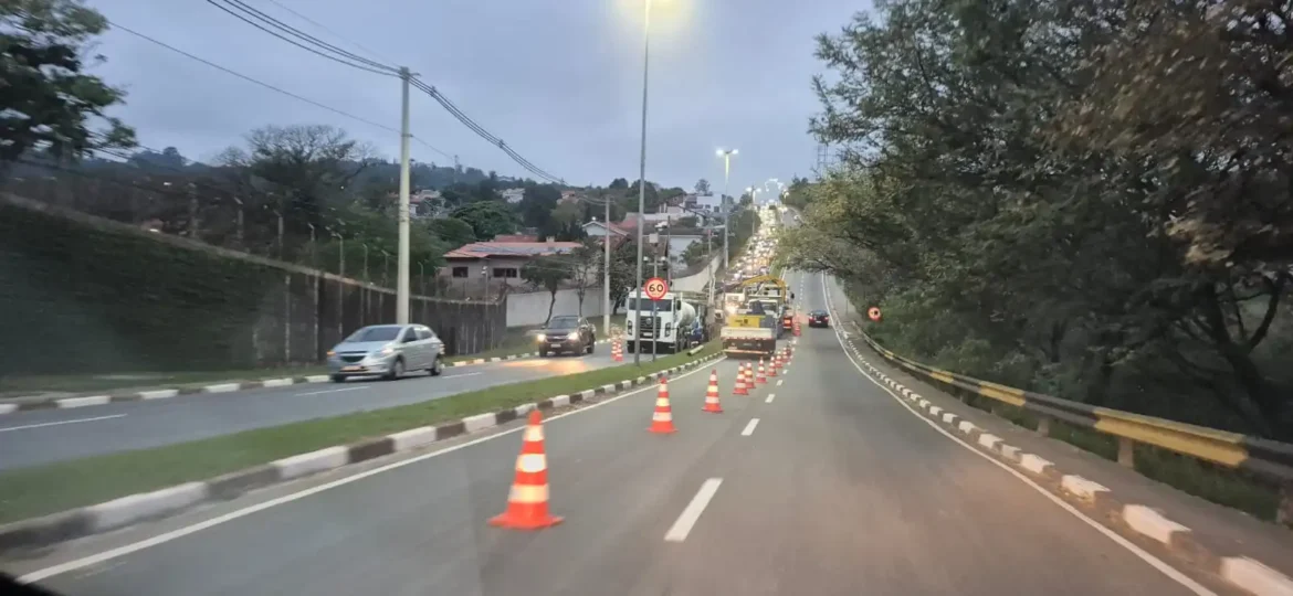 Sabesp prevê concluir reparo de adutora rompida em Alphaville na quarta-feira (26)