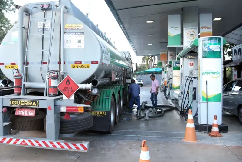 Diesel sobe R$ 1 na Petrobras, mas subsídio evita aumento; entenda