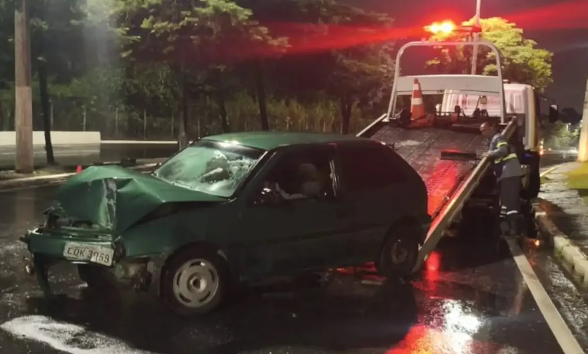 Carro roda e bate em poste na Estrada Velha de Itapevi