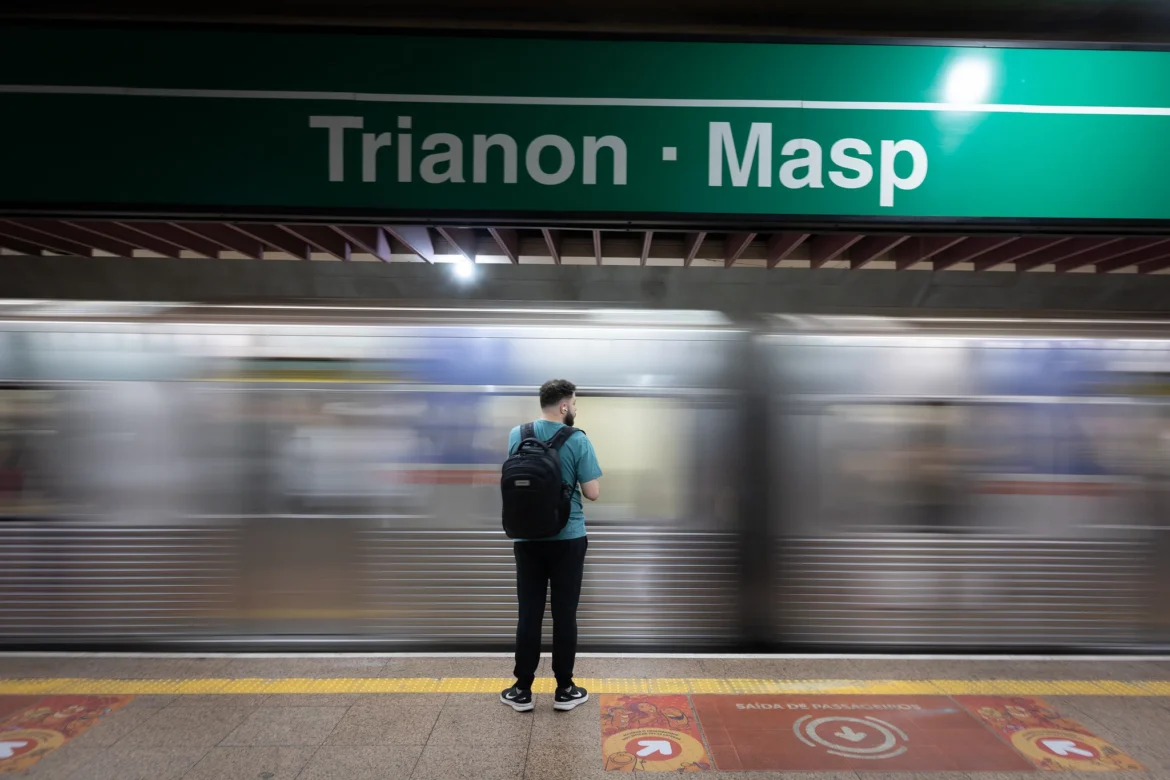 Metrô de SP terá operação 24 horas nos fins de semana até janeiro