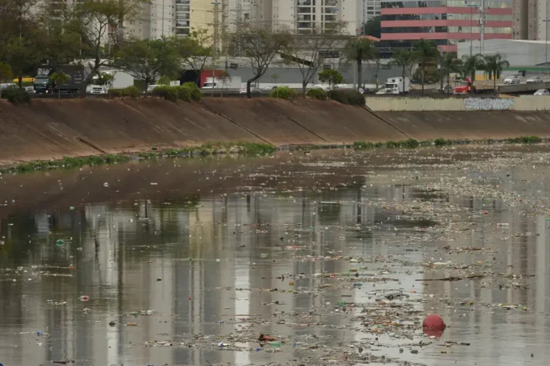 Lixo nas ruas aumenta risco de alagamentos durante as chuvas em SP