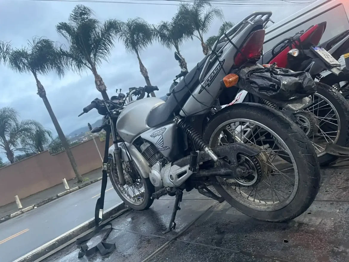 Homem abandona moto com placa coberta durante fuga em Jandira