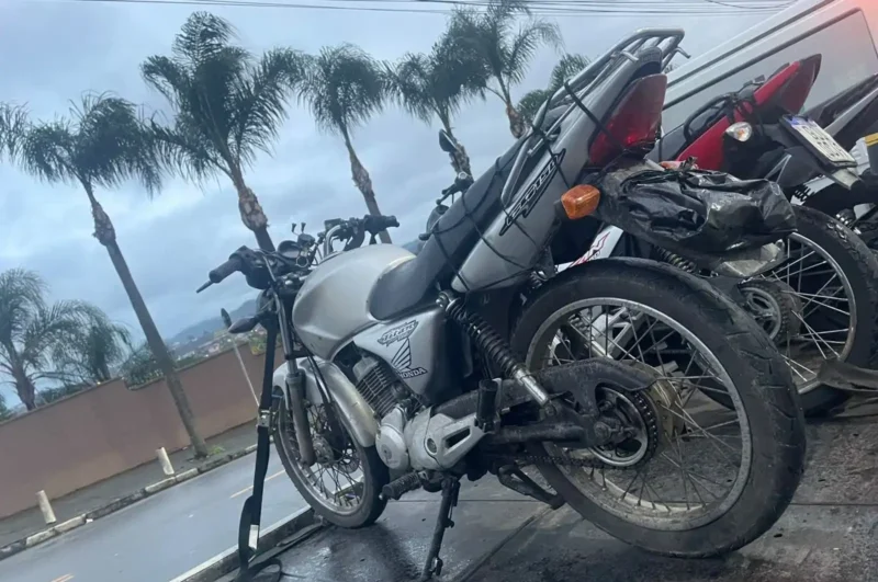 Homem abandona moto com placa coberta durante fuga em Jandira