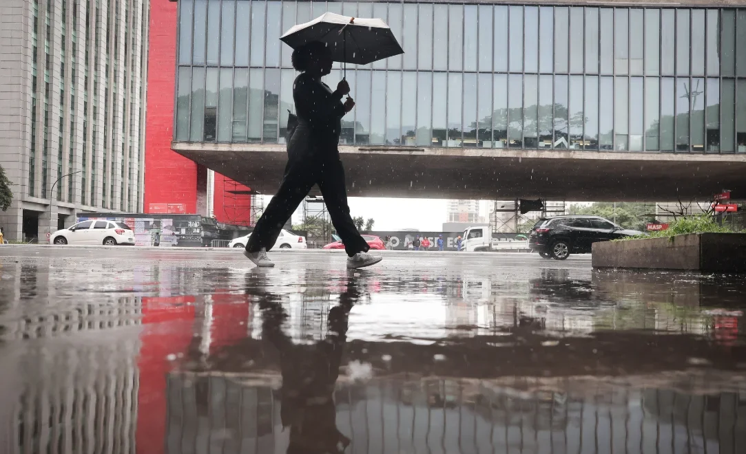 Chuva diminui em SP, mas risco de alagamentos continua