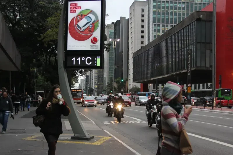Frente fria chega a SP e deixa feriado com chuva e frio