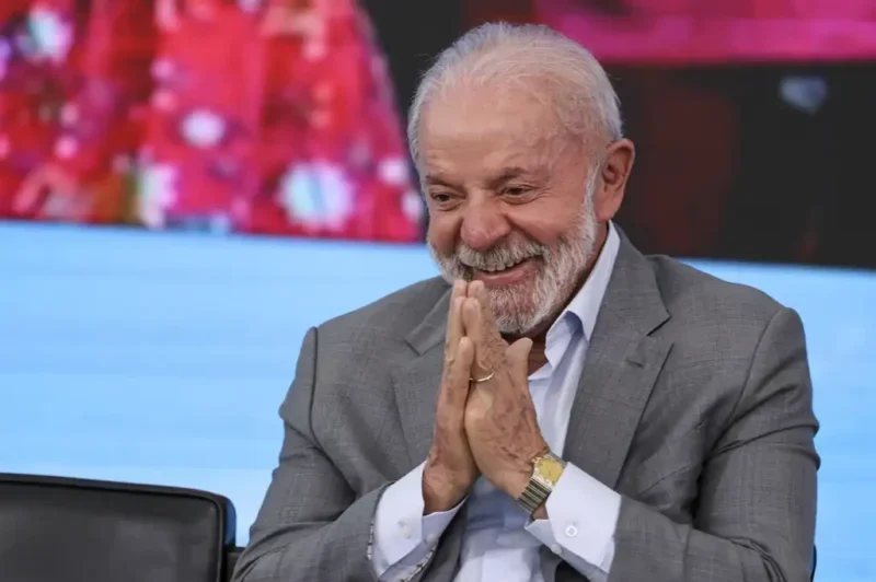 Lula anuncia aumento de 15% no Bolsa Família a 17 dias do 1º turno
