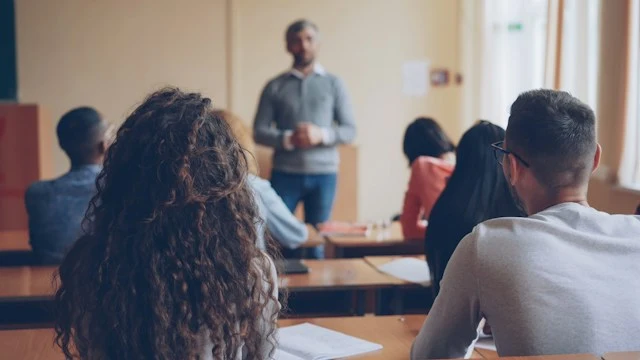 Professores jovens caem 31% e os com 60+ dobram em 10 anos