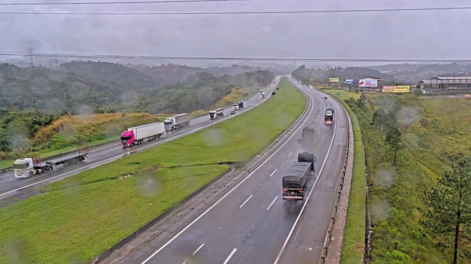 Chuva deixa três trechos em Pare-Siga no interior de SP