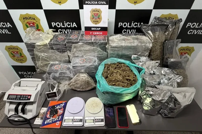 Polícia apreende 120 kg de drogas e prende dois em São Paulo