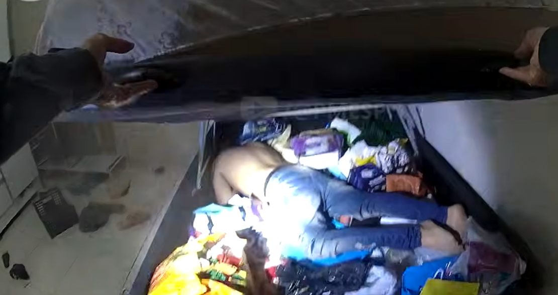 PM encontra suspeito de tentativa de feminicídio escondido em cama; Vídeo