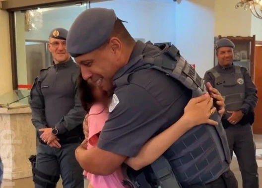 Menina de Barueri resgatada de sequestro agradece policial: ‘única pessoa que me entendeu’