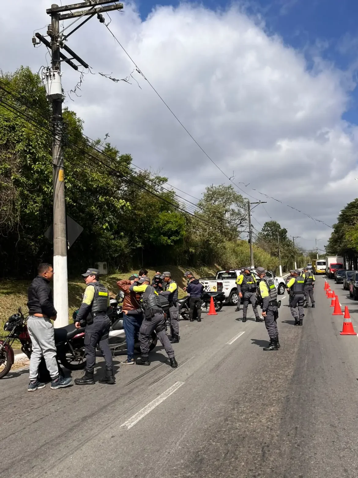 Operação em Barueri remove 26 motos e aplica 75 autuações