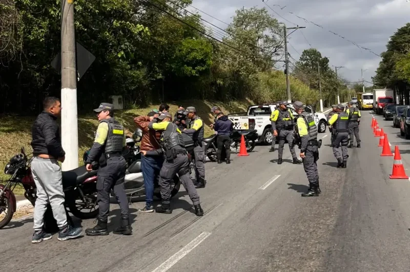 Operação em Barueri remove 26 motos e aplica 75 autuações