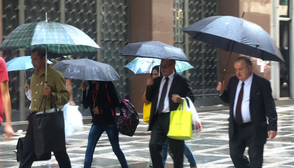 Sexta-feira terá chuva isolada e temperaturas amenas em SP