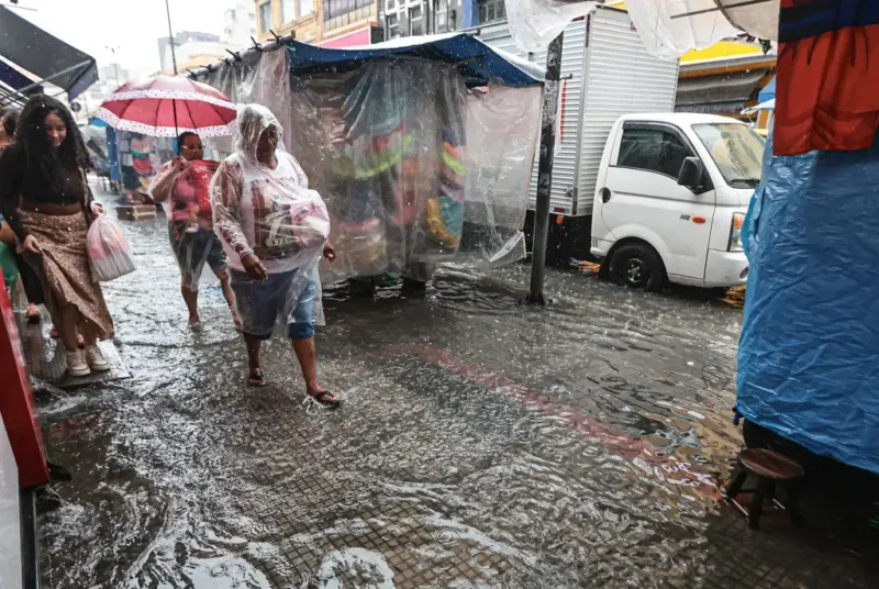 Defesa Civil alerta para chuva forte e raios em SP neste domingo