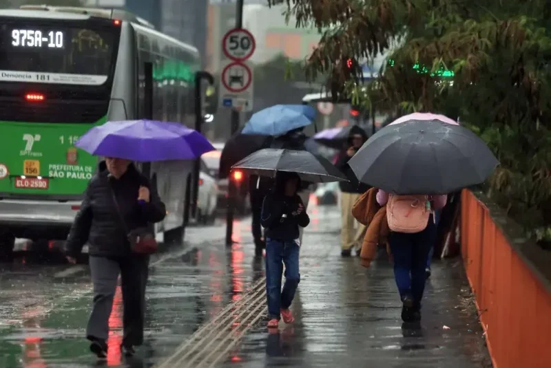 Chuva volta a ganhar força em regiões de SP nesta terça-feira